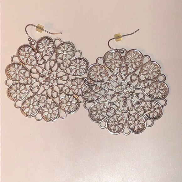 Fashion silver round flower earrings - Picture 4 of 5